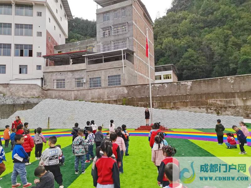 平昌县笔山小学附属幼儿园浓重举行升旗仪式