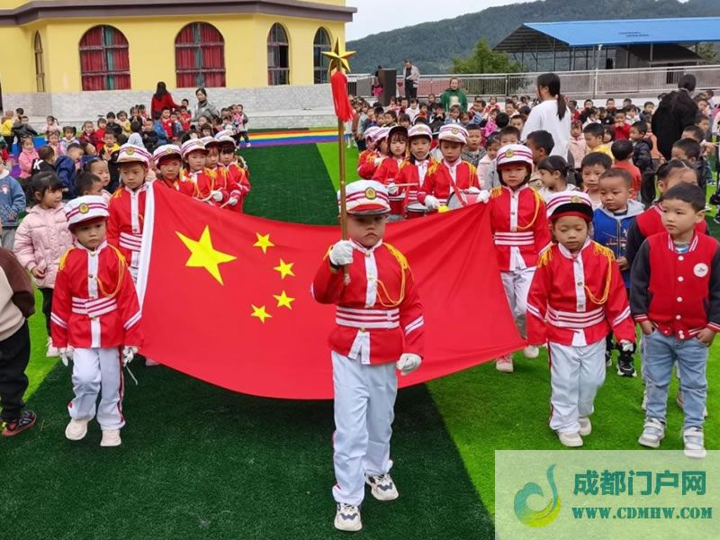 平昌县笔山小学附属幼儿园浓重举行升旗仪式
