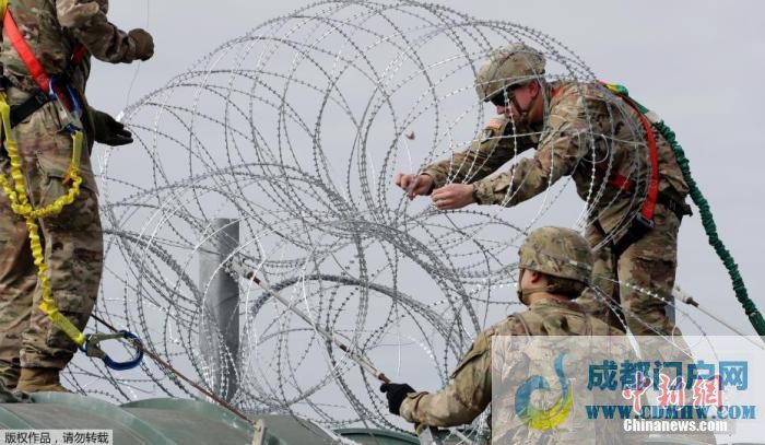 图片资料图：美军士兵在美墨边境安装防止移民越境的铁丝网。