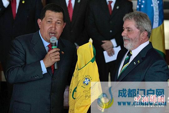 资料图：卢拉(右)向委内瑞拉时任总统查韦斯(已故)赠送签名球衣。