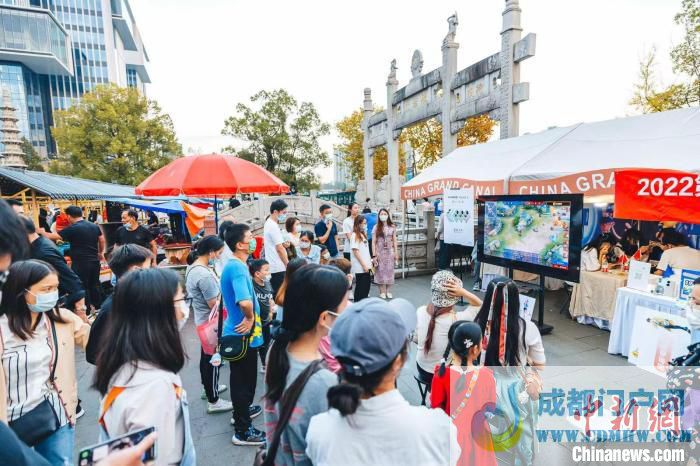 市民游客体验电竞游戏 杭州市运河集团供图
