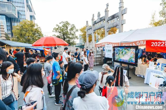 市民游客体验电竞游戏 杭州市运河集团供图 市民游客体验电竞游戏 杭州市运河集团供图
