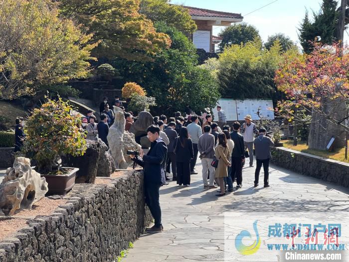 图为当地时间15日,参会代表参观“思索之苑”。 刘旭 摄 图为当地时间15日,参会代表参观“思索之苑”。 刘旭 摄