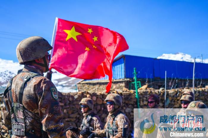 西藏山南军分区某团组织官兵雪域拉练