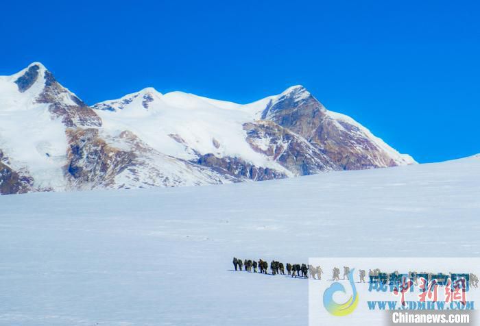 官兵攀爬、翻越、穿行在雪山。　西藏山南军分区某团供图