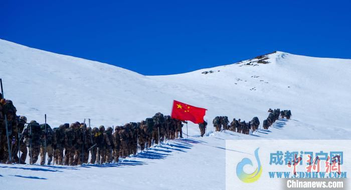 官兵攀爬、翻越、穿行在雪山。　西藏山南军分区某团供图