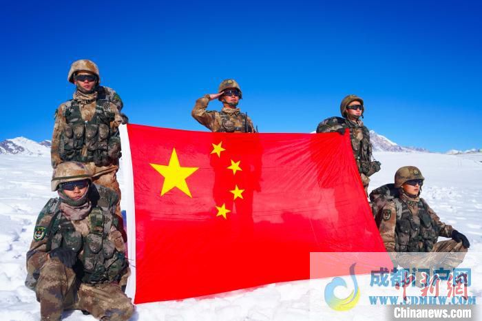 官兵在山顶与国旗合影。　西藏山南军分区某团供图