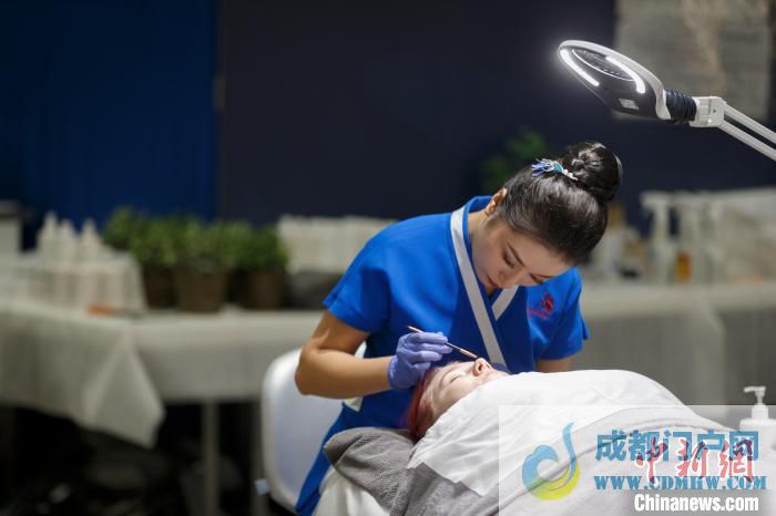 图为王珮正在做面部护理。 重庆人社供图 图为王珮正在做面部护理。 重庆人社供图